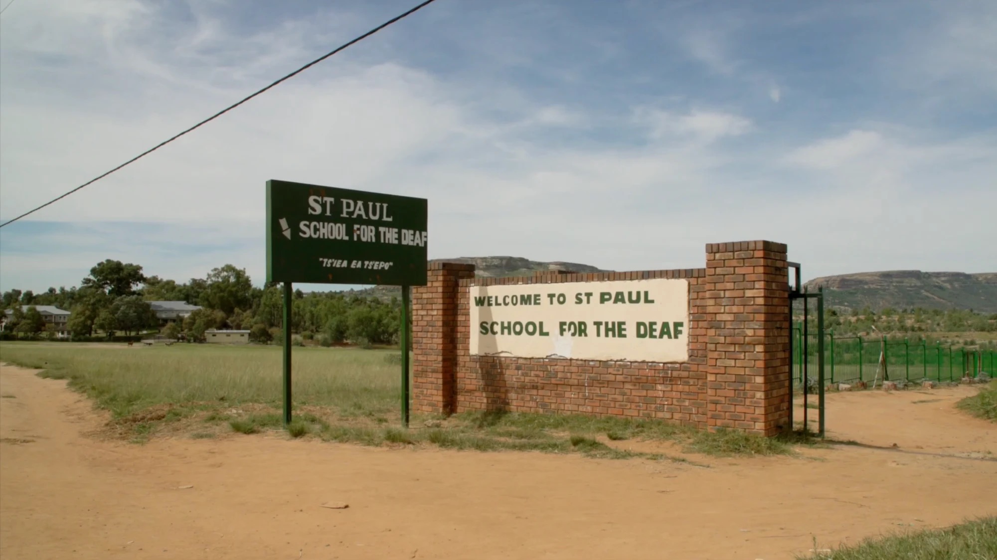 Panneau d'entrée de l'école Saint-Paul for the Deaf à Hlotse, Lesotho, documentaire Farming Our Future