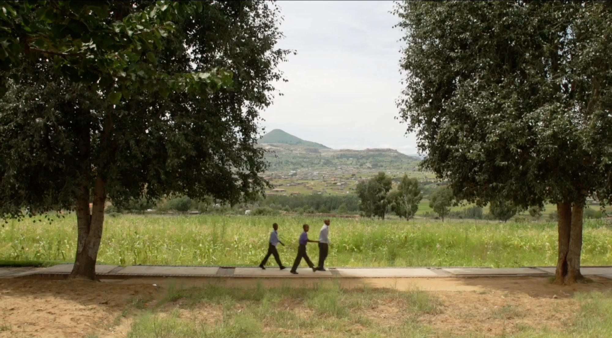 Élèves sourds et malentendants de l'école Saint-Paul de Hlotse marchant dans la campagne du Lesotho, documentaire Farming Our Future