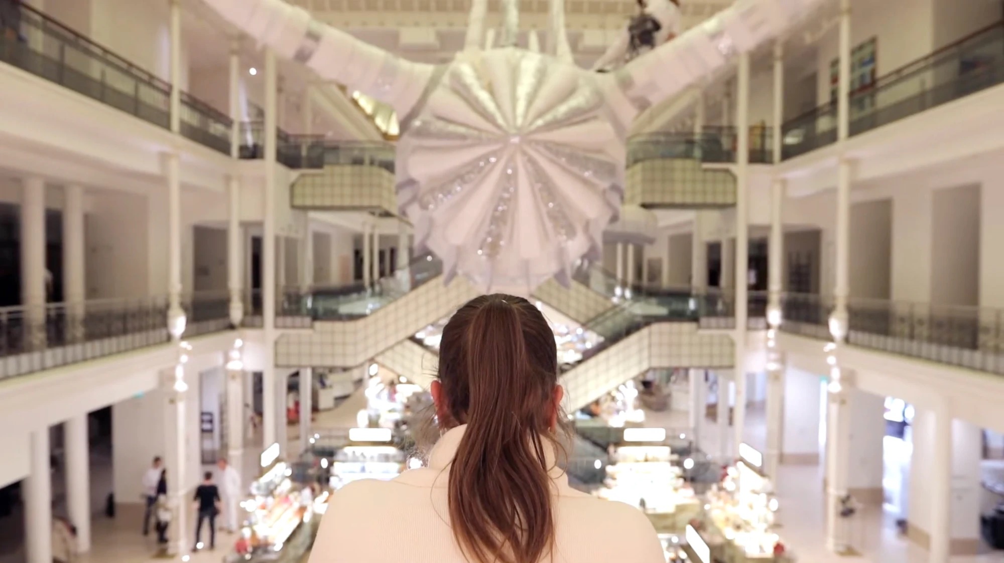 La Valkyrie Branco Luz de Joana Vasconcelos dans l'atrium du Bon Marché Rive Gauche