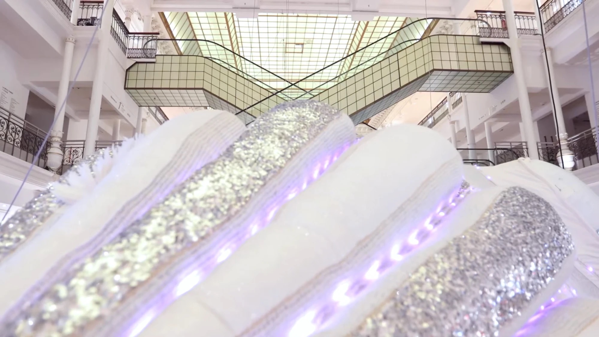 La Valkyrie de Joana Vasconcelos enveloppe les escalators sous la verrière du Bon Marché