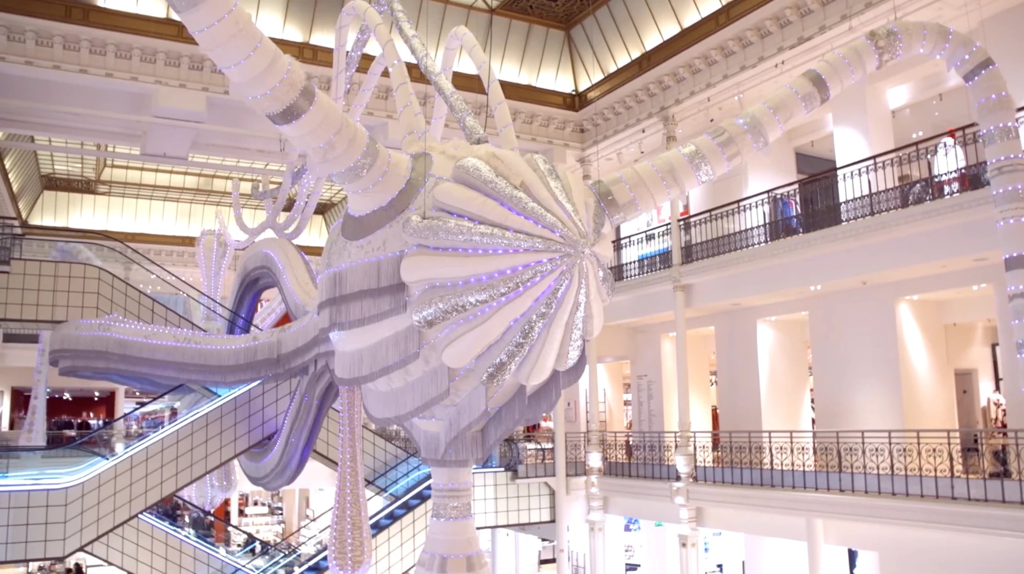 Vue d'ensemble de la Valkyrie Branco Luz de Joana Vasconcelos au Bon Marché Rive Gauche