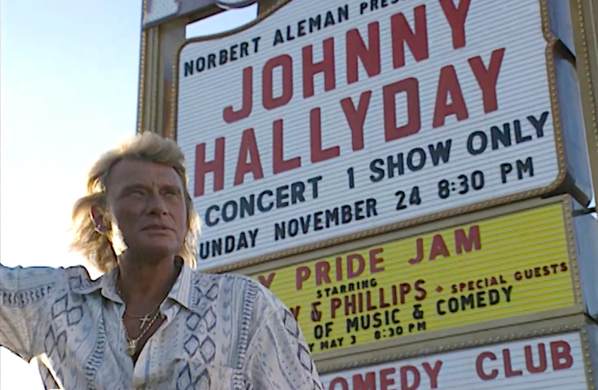 Johnny Hallyday devant l'enseigne annonçant son concert à l'Aladdin Theatre, Destination Vegas