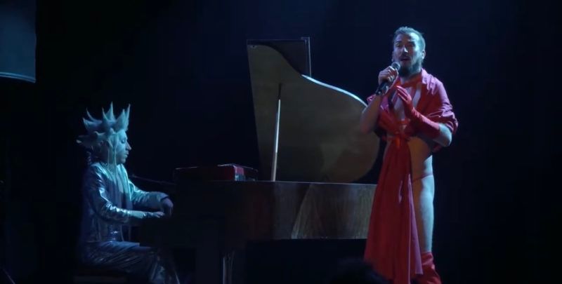 Numéro de piano-voix en costumes au cabaret Madame Arthur