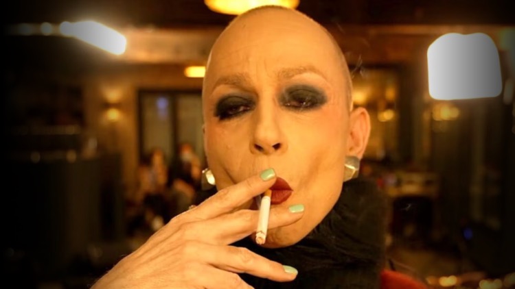 Portrait d'artiste maquillé du cabaret Madame Arthur, cigarette à la main