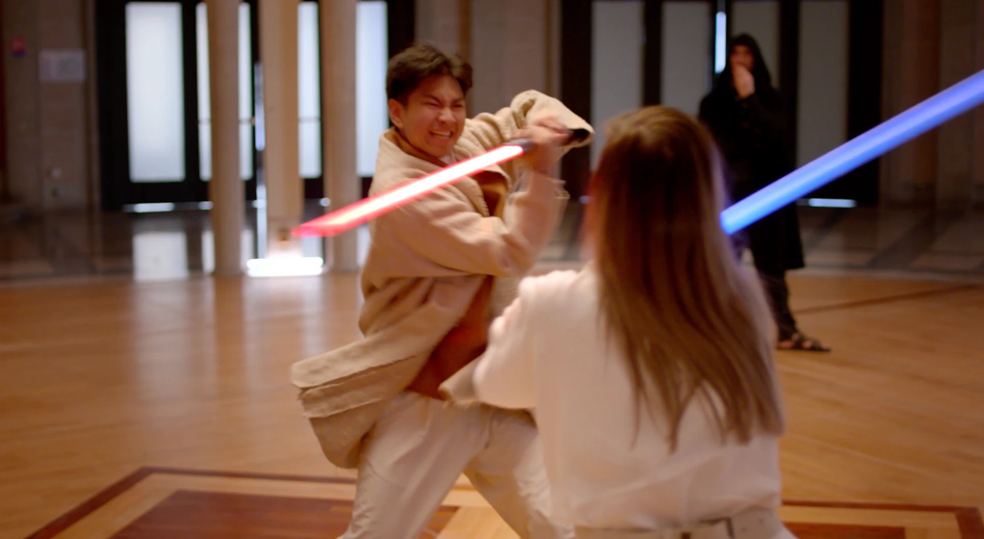 Henry Tran et Deujna s'affrontent au sabre laser pour la sortie de la nouvelle saison d'Obi-Wan Kenobi