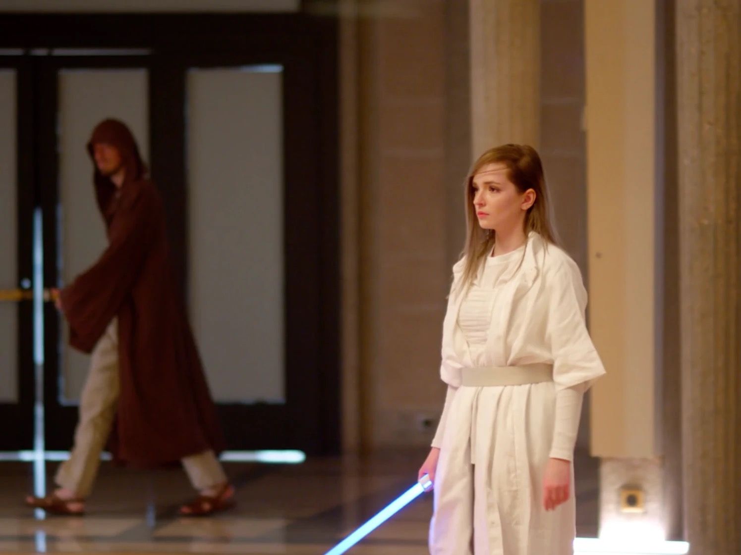 Henry Tran et Deujna en costume Jedi, sabre laser en main, pour la sortie de la nouvelle saison d'Obi-Wan Kenobi