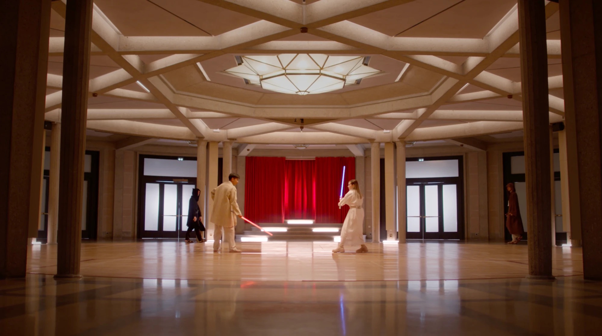 Plan large du duel au sabre laser entre Henry Tran et Deujna, activation Disney+ Obi-Wan Kenobi