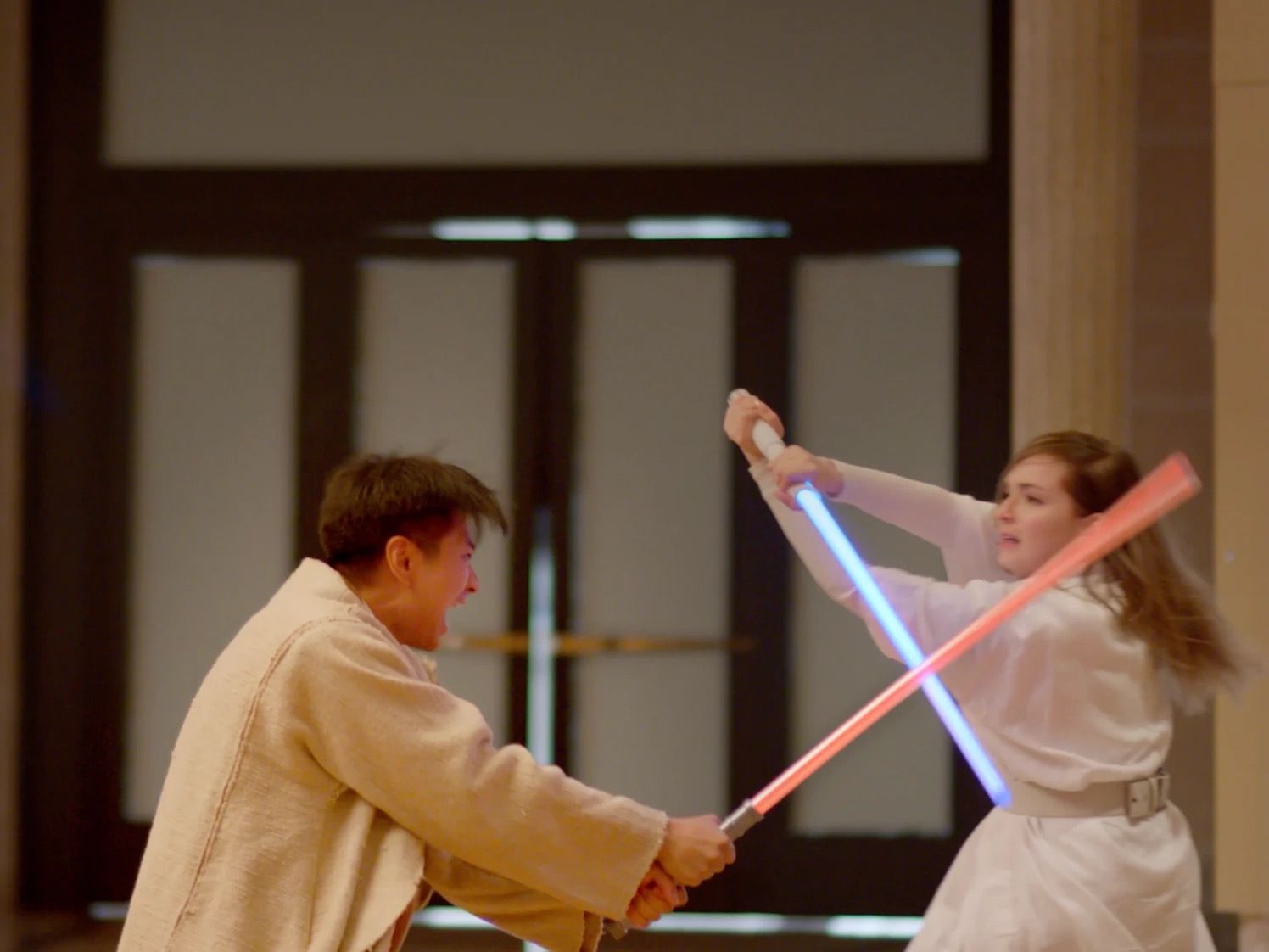 Henry Tran et Deujna croisent le fer dans un duel au sabre laser pour Disney+ Obi-Wan Kenobi