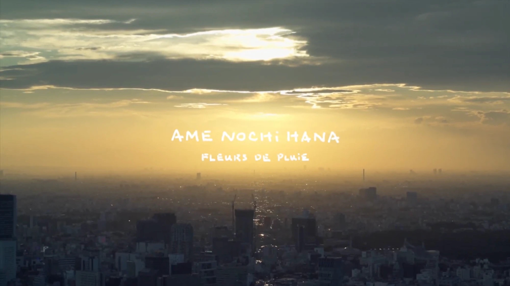 Carte-titre "Ame Nochi Hana" sur vue de Tokyo au coucher du soleil, making-of de l'installation d'Oki Sato pour le Bon Marché