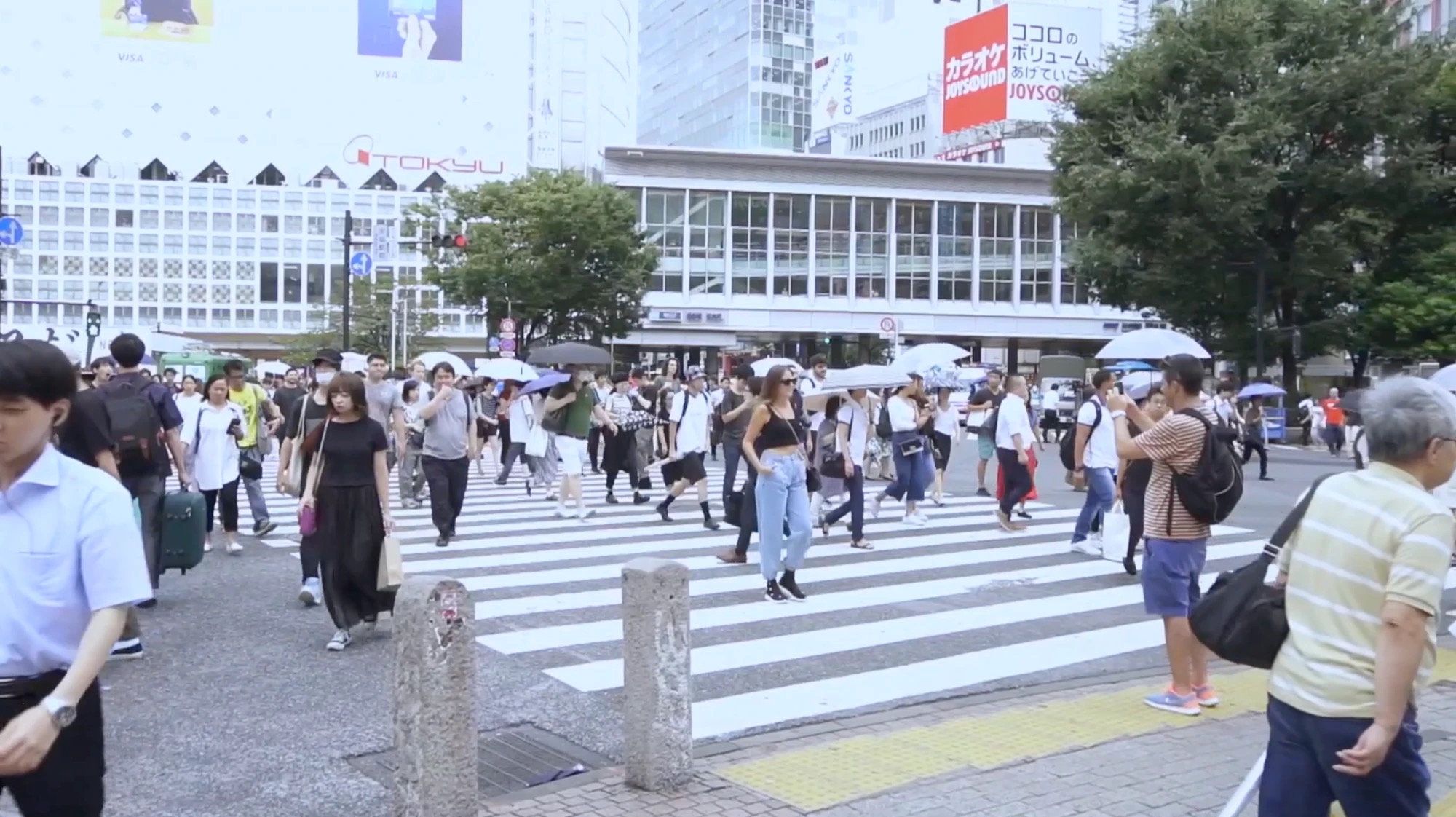 Passage piéton animé à Tokyo, tournage du making-of d'Oki Sato pour le Bon Marché