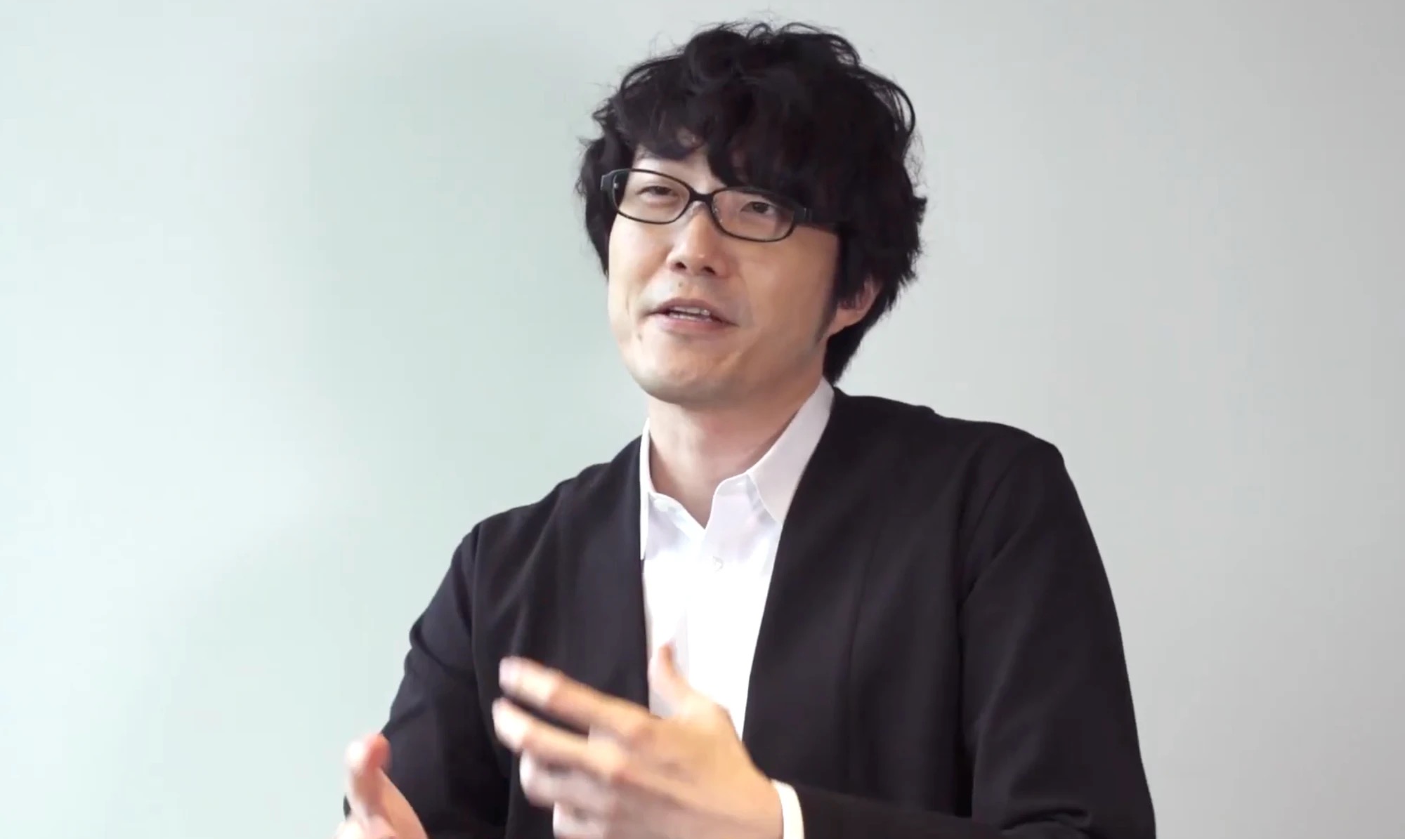 Oki Sato, fondateur du studio nendo, en interview pour le making-of de l'installation "Ame Nochi Hana"