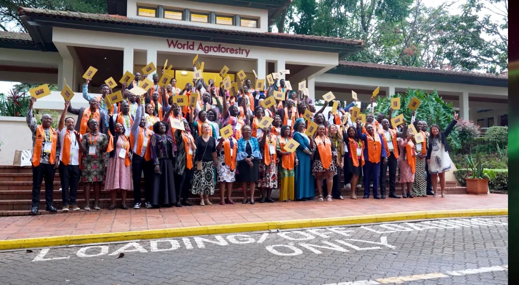 Cérémonie de remise des diplômes du One Planet Fellowship devant le World Agroforestry Centre à Nairobi