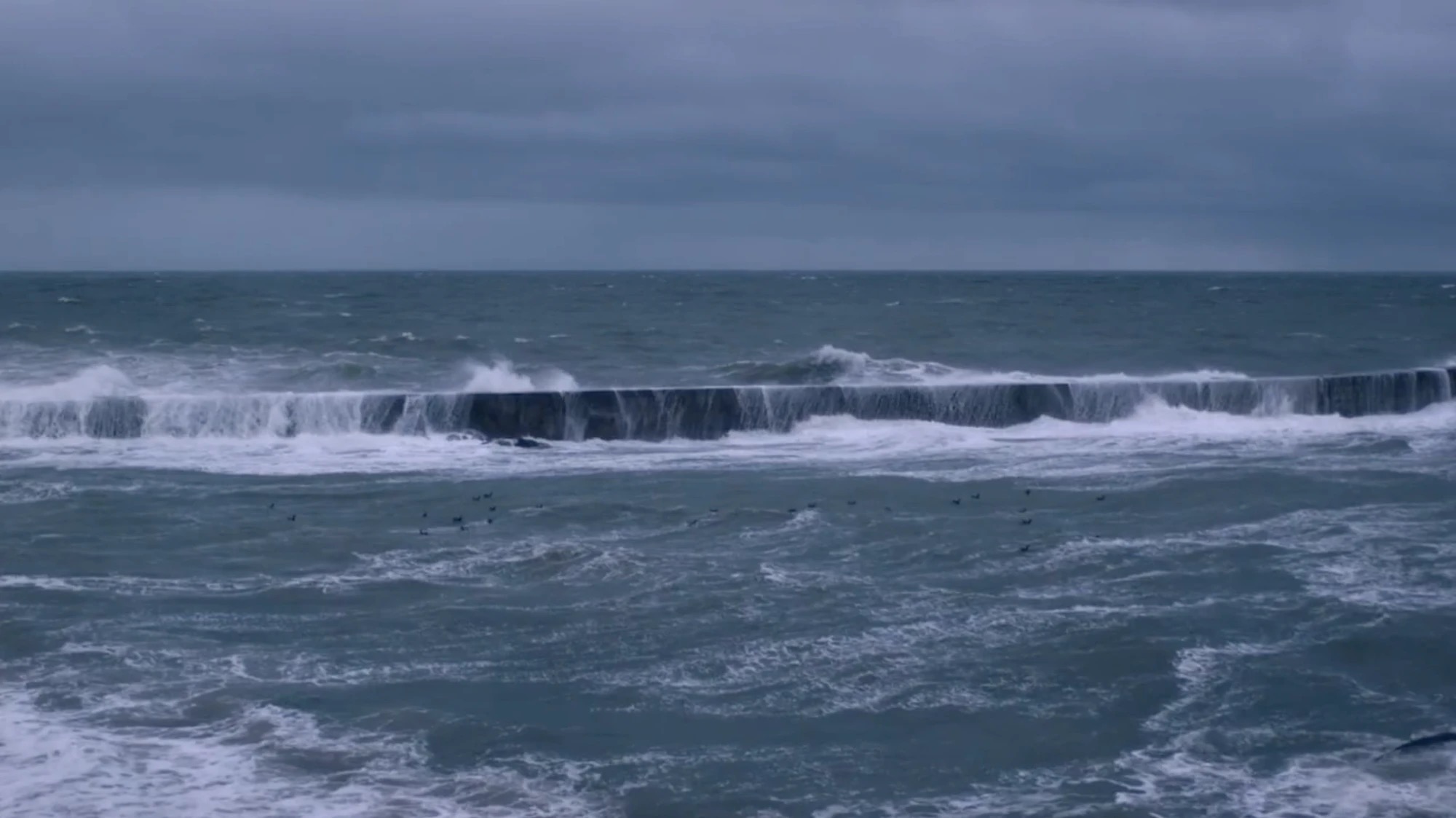 Vague se brisant sur la digue atlantique, menace de la montée des eaux sur les marais salants de Guérande