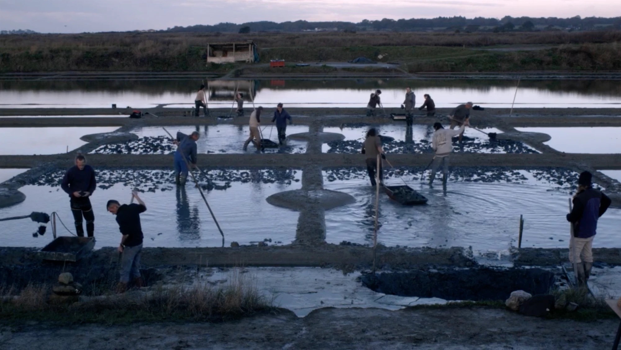 Paludiers travaillant les œillets des marais salants de Guérande, documentaire Le Pays Aux Pieds d'Argile