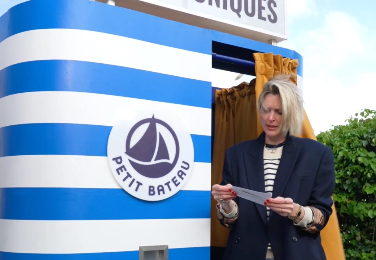 Peggy Frey devant le logo Petit Bateau, usine historique de Troyes
