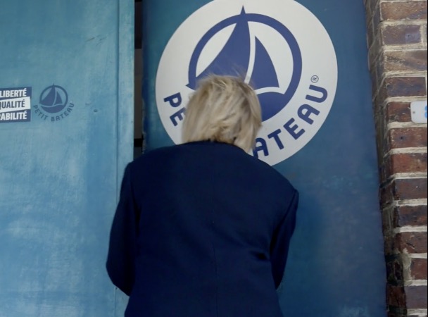Peggy Frey pousse la porte de l'usine historique Petit Bateau à Troyes