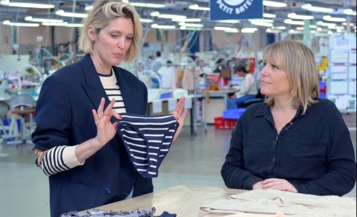 Peggy Frey découvre une pièce rayée dans l'atelier de confection Petit Bateau à Troyes