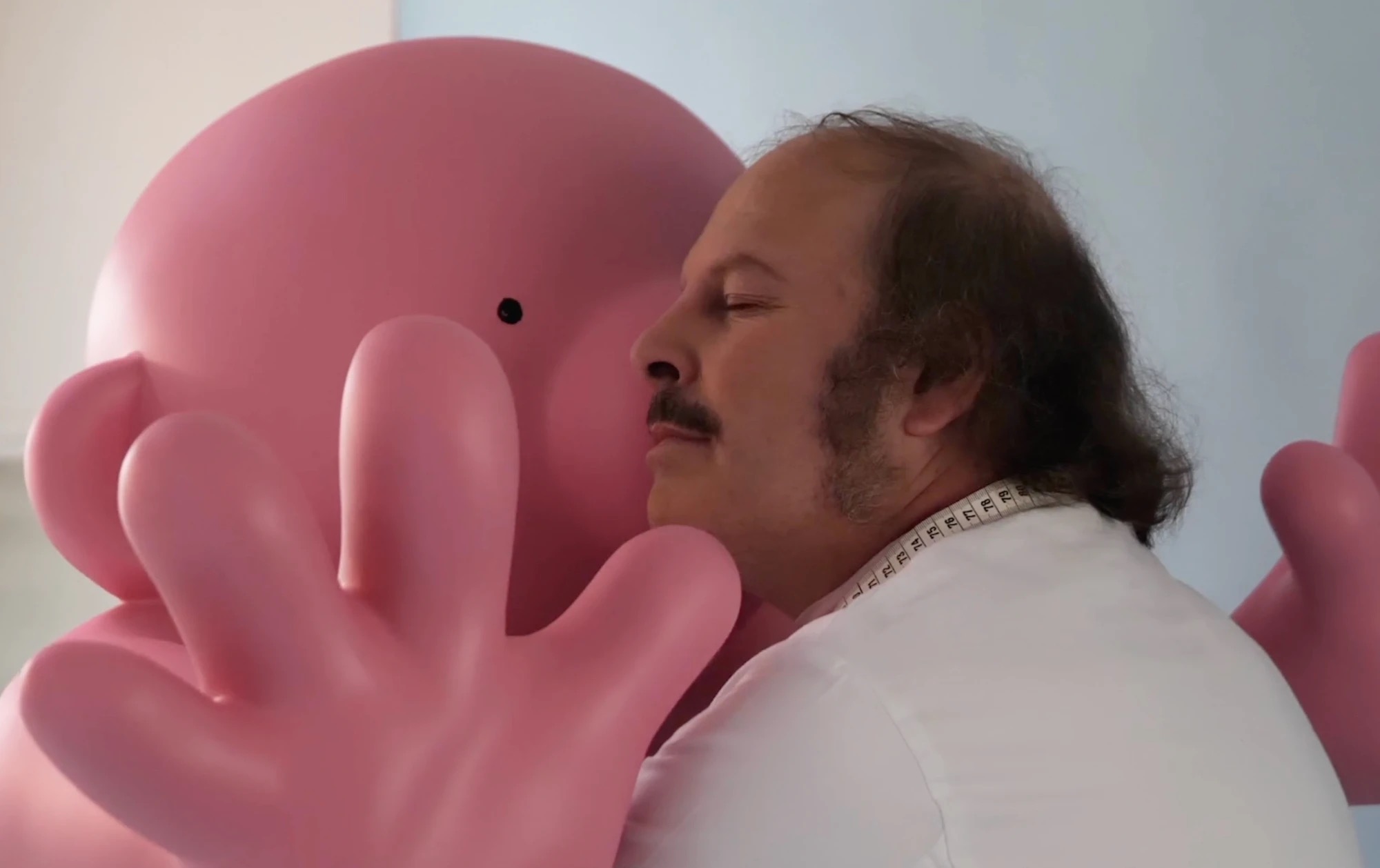 Philippe Katerine face à Monsieur Rose, son personnage pour l'exposition du Mignonisme au Bon Marché Rive Gauche