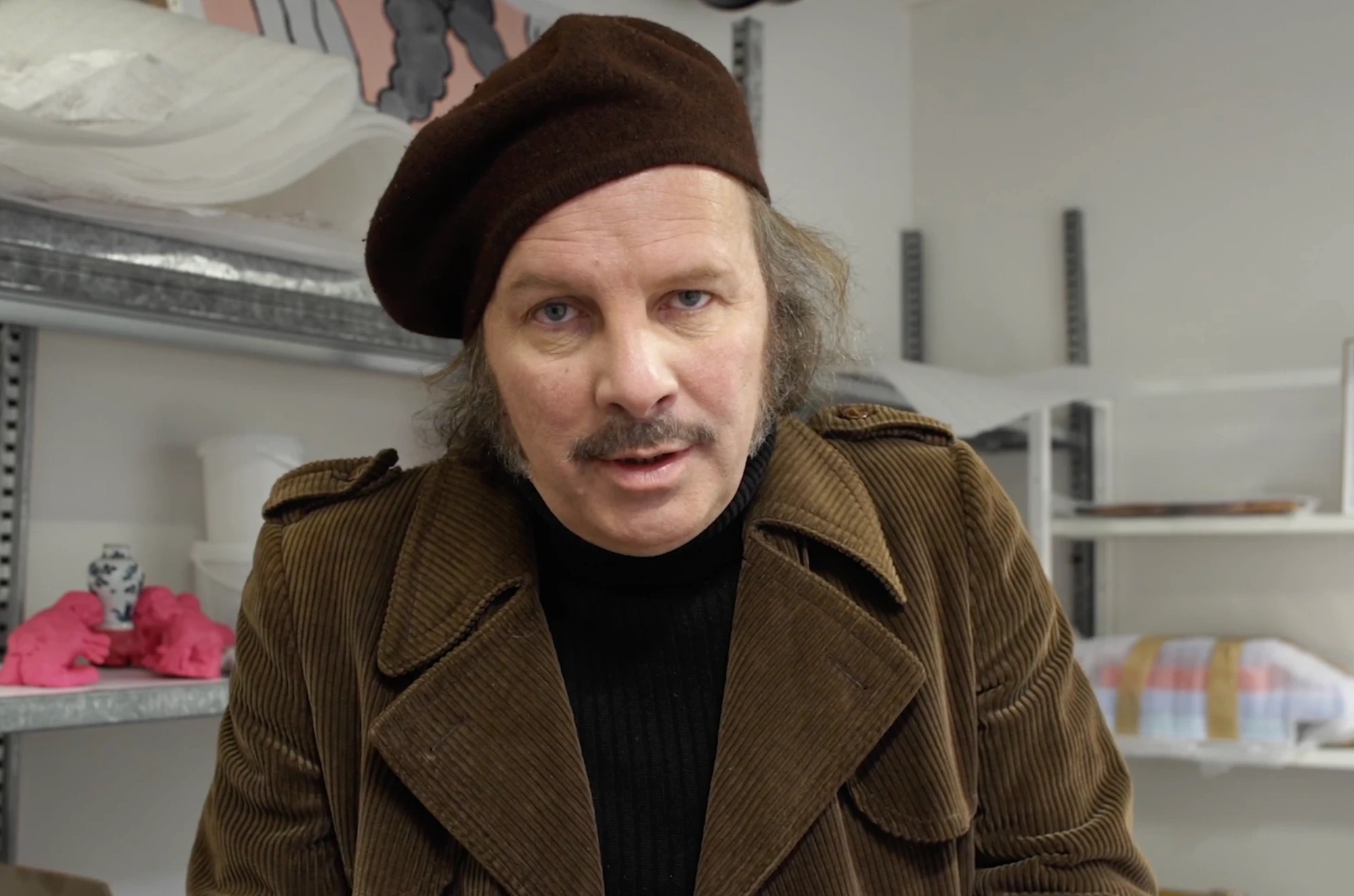 Philippe Katerine interviewé dans son atelier, entouré de ses sculptures roses inspirées de jouets d'enfance, pour l'exposition du Mignonisme