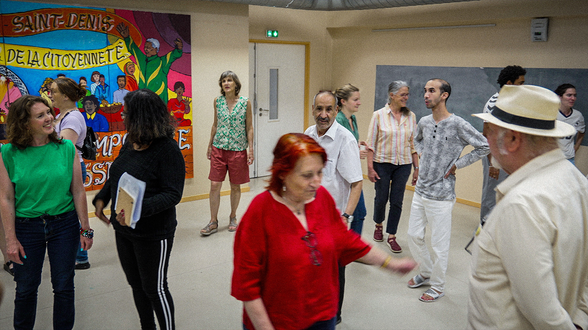 Un moment d'exercice lors d'une assemblée de co-décision sur l'Île-Saint-Denis