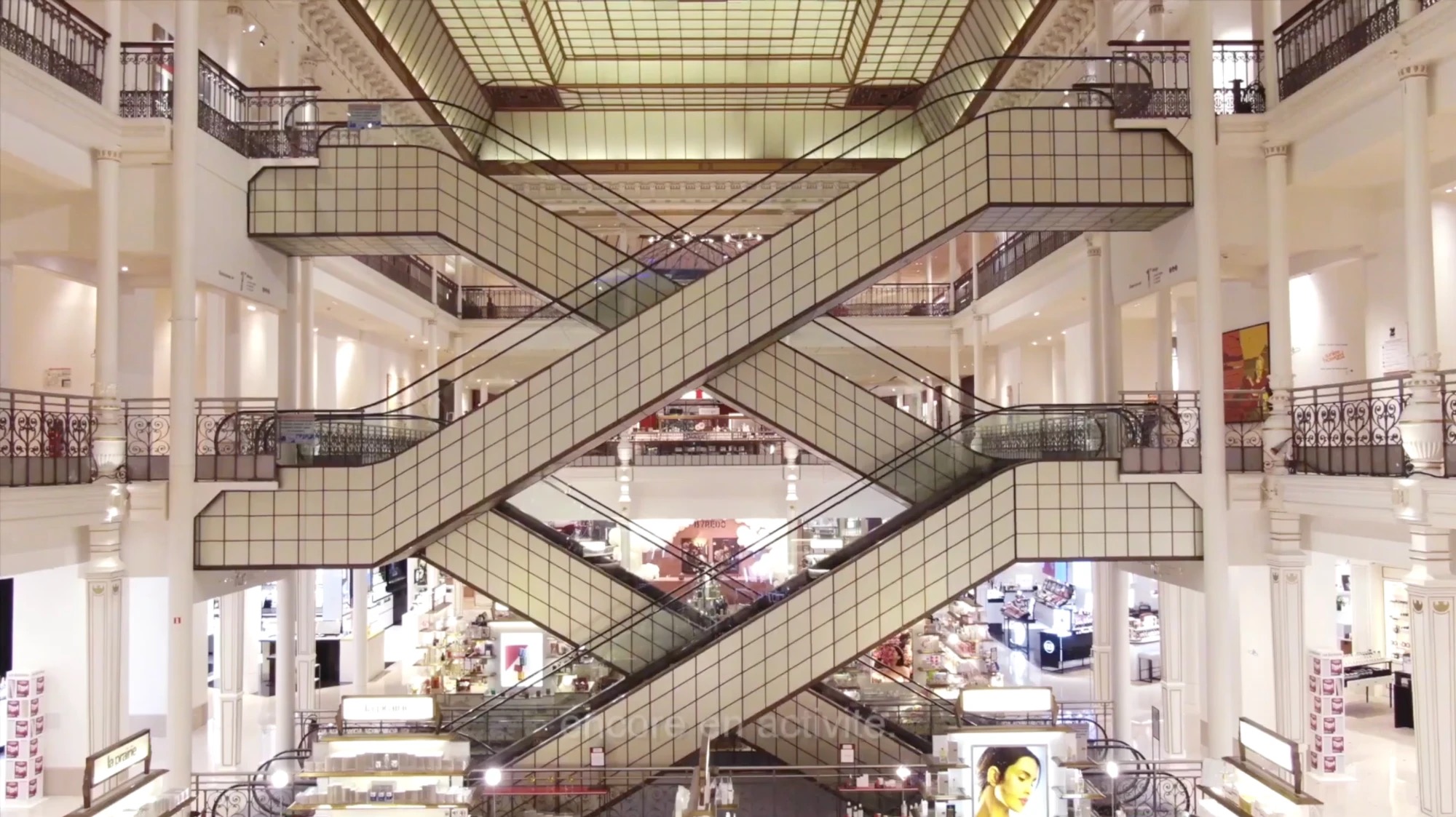 Escalator emblématique du Bon Marché Rive Gauche sous la verrière, toujours en activité depuis 1852