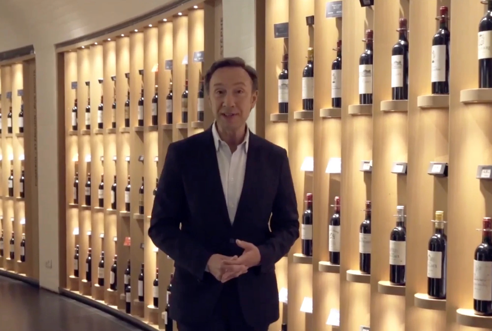 Stéphane Bern devant la cave à vin du Bon Marché Rive Gauche