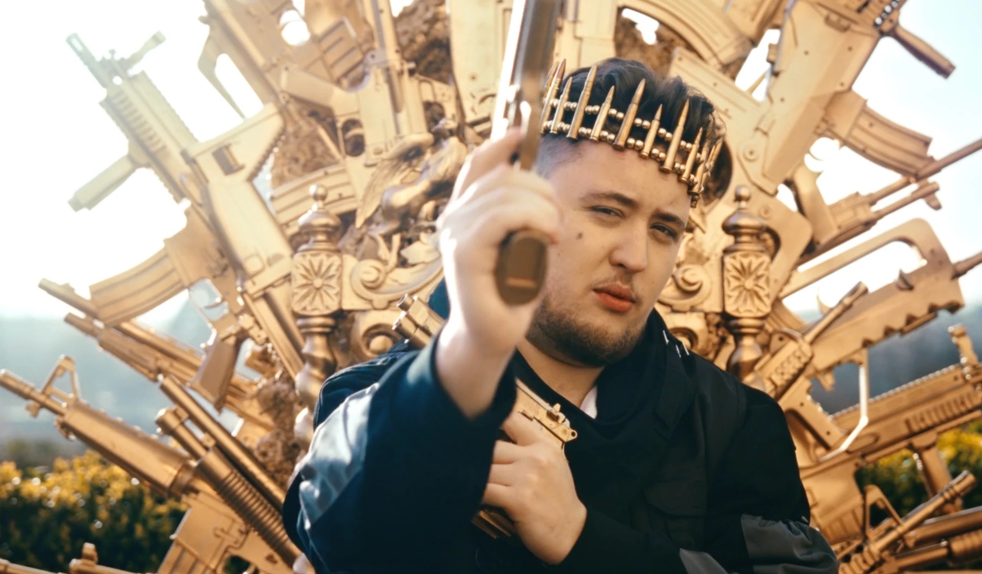 ZywOo, couronné de munitions, pose devant son trône d'armes dorées pour l'événement Team Vitality "The King Remains"