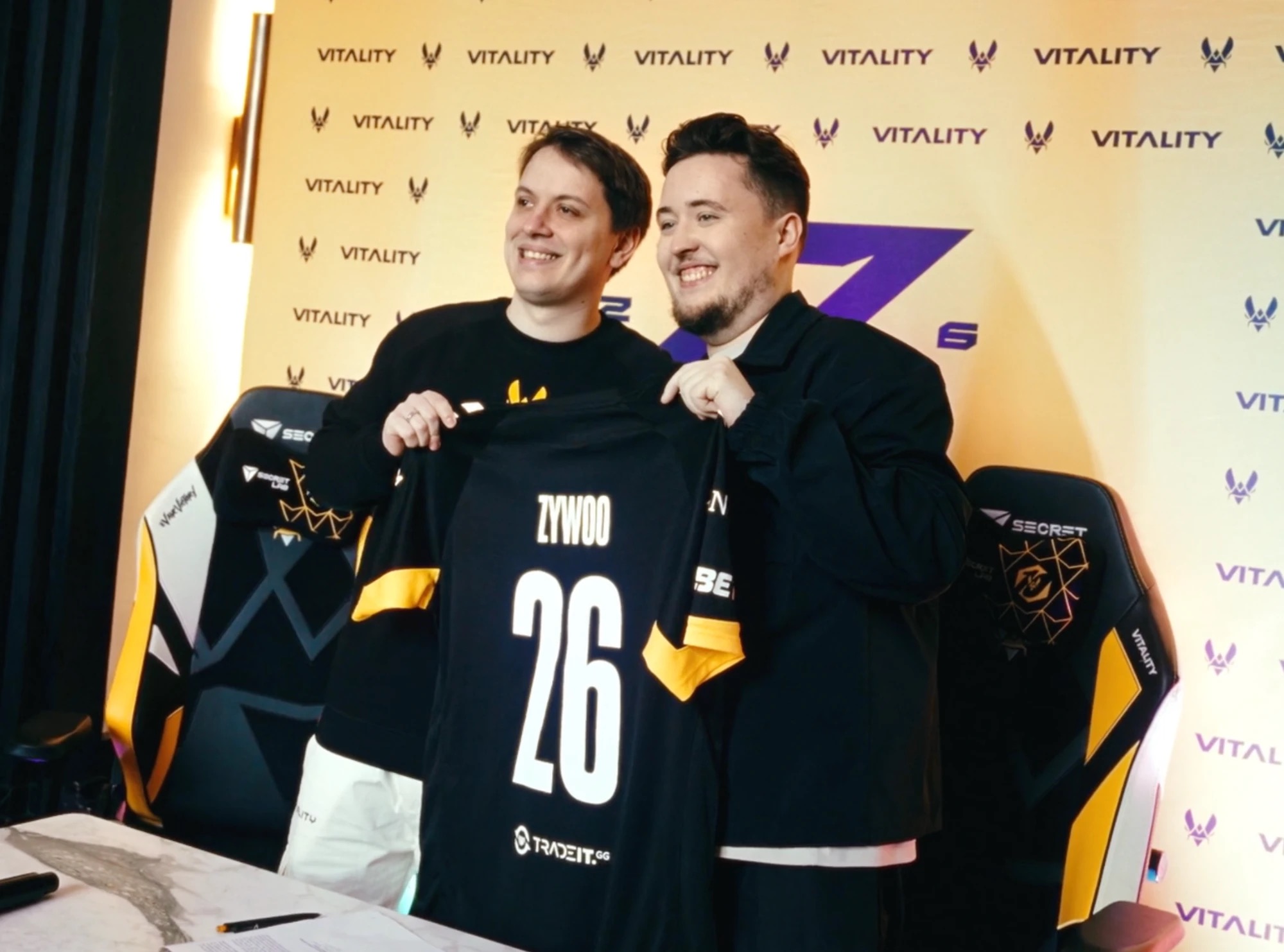 ZywOo présente son maillot floqué 26, signature de sa prolongation de contrat avec Team Vitality