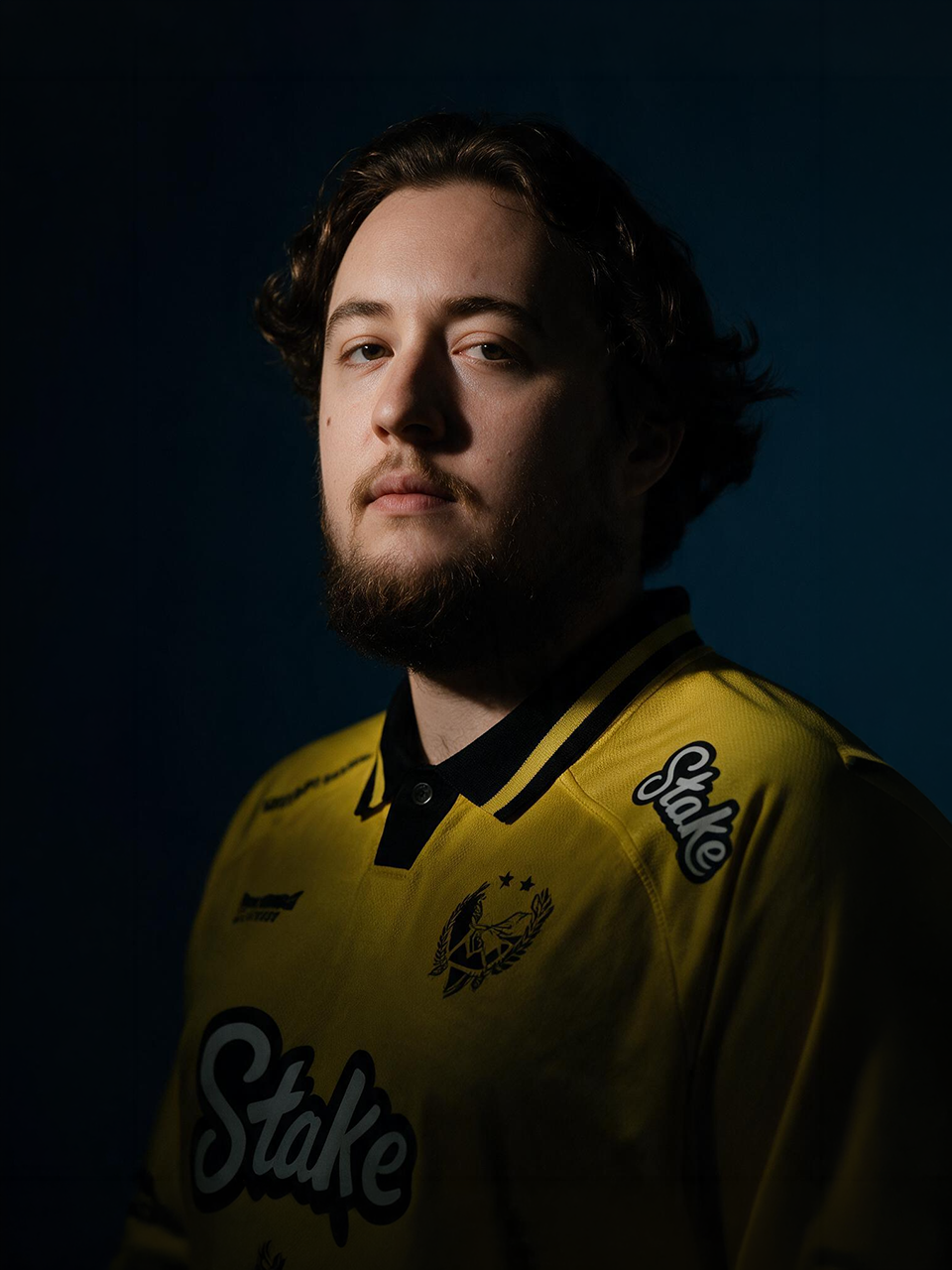 ZywOo, couronné de munitions, pose devant son trône d'armes dorées pour l'événement Team Vitality "The King Remains"